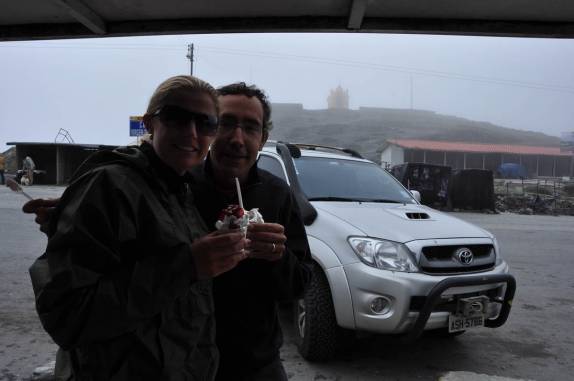 Deliciando-se com morango com creme, muito comum na região dos Andes venezuelanos, perto de Mérida